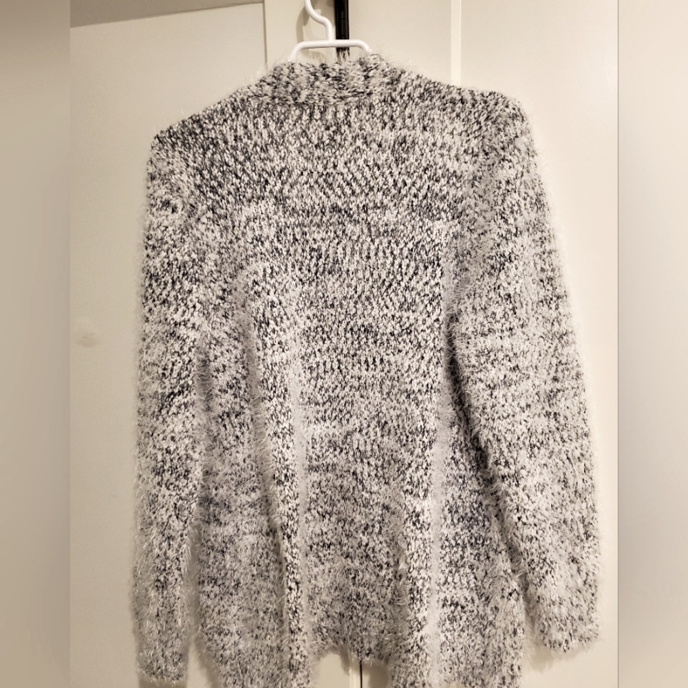 89th & Madison NWOT- Cozy Women's Black/White Sweater SUPER SOFT, Lds.size MED. - Picture 6 of 8